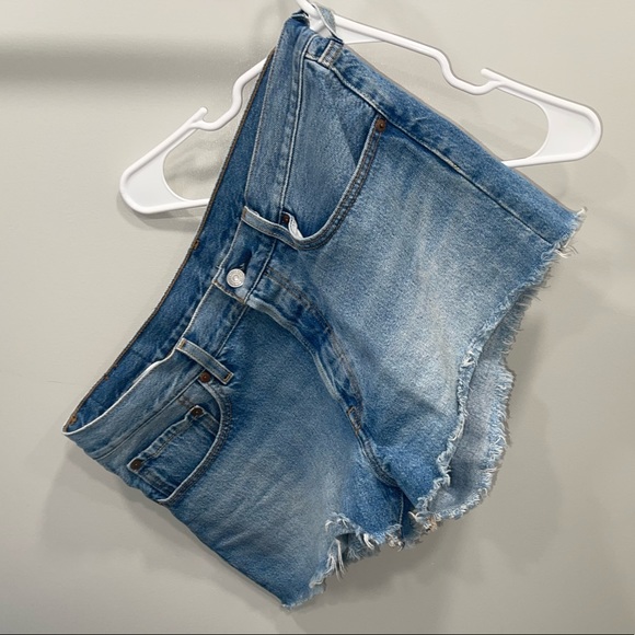 LIKE NEW LEVI’S “501” JEAN SHORTS SIZE 31W (Large) LIGHTMEDIUM WASH - Picture 4 of 5
